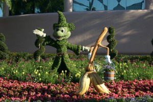 sorcerer mickey topiary